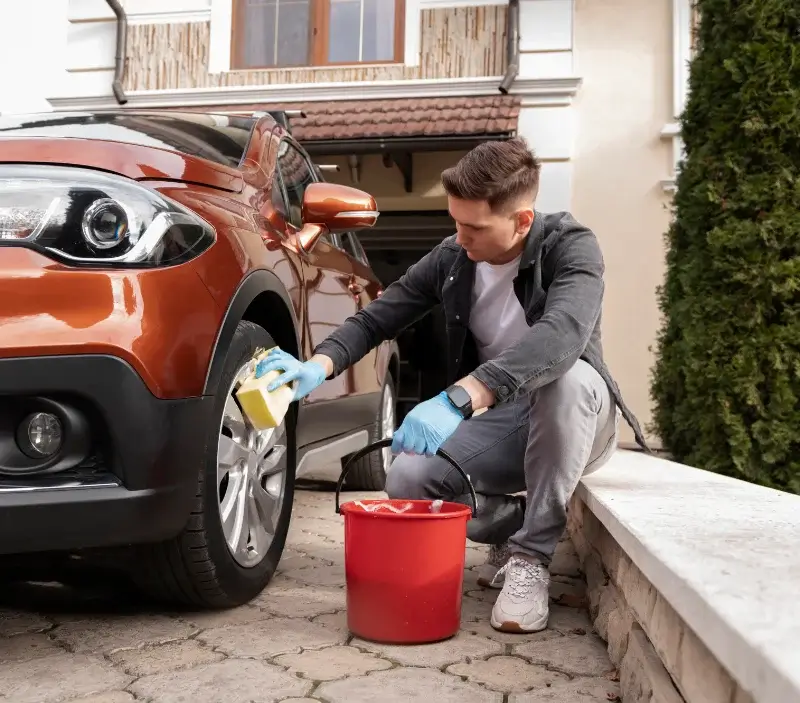 Lavage auto à domicile Moulis-en-Médoc : professionnel intervenant sur un véhicule